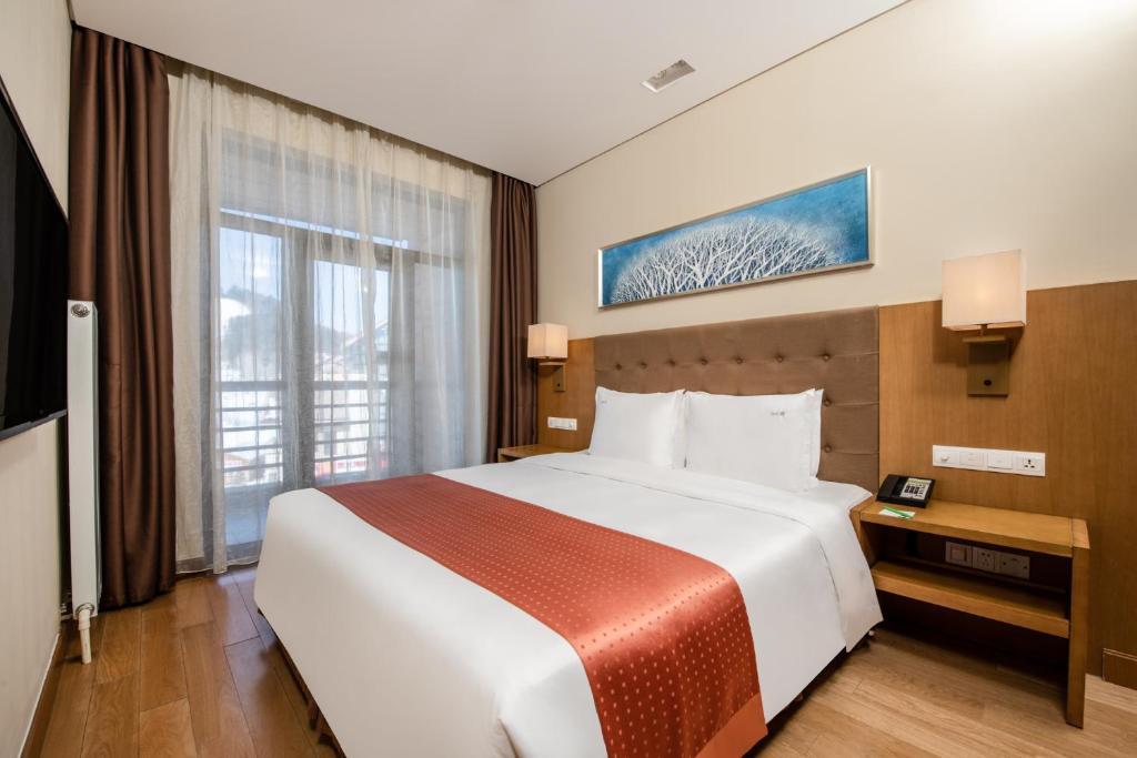 Wanda Jin Suites king bedroom